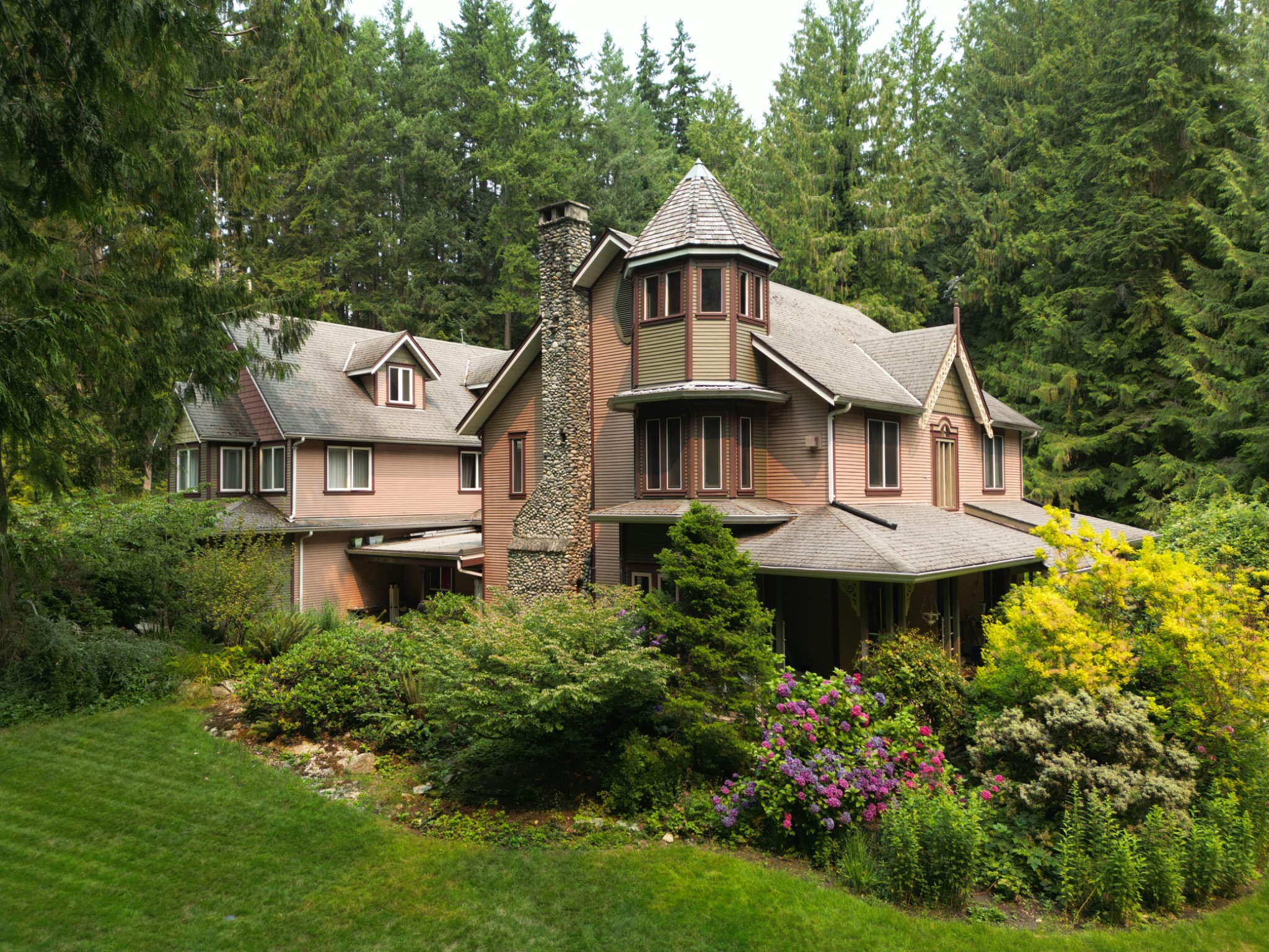 The full Linwood Retreat Centre manor and gardens